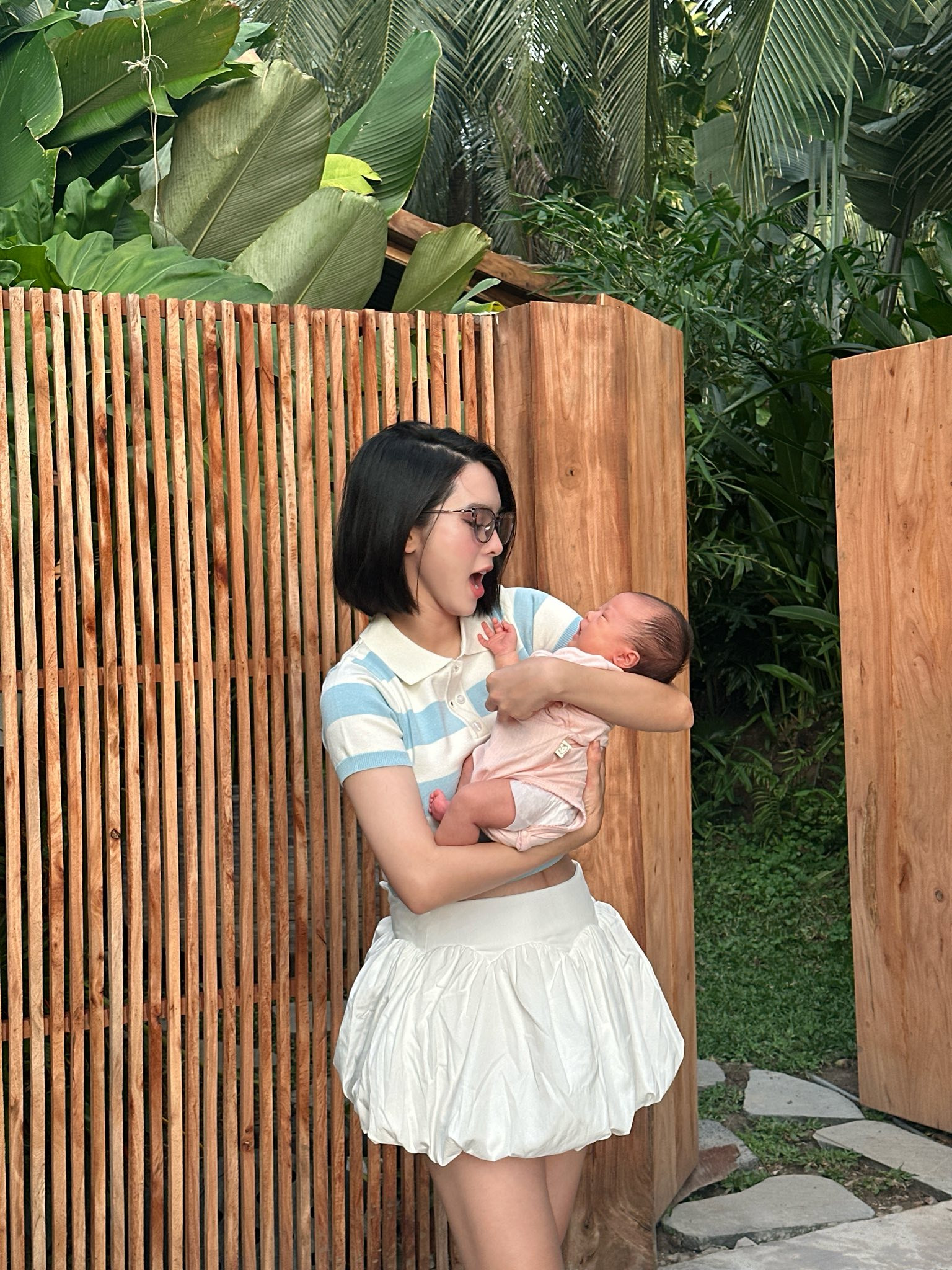 Diện mạo tả tơi nhận chẳng ra của Quỳnh Lương sau hơn 1 tháng sinh con