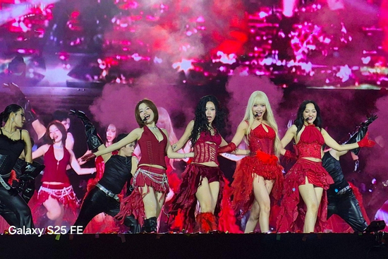 Galaxy S25 FE đu trọn concert Em xinh say hi, chỉ có 2 từ 'quá đỉnh'
