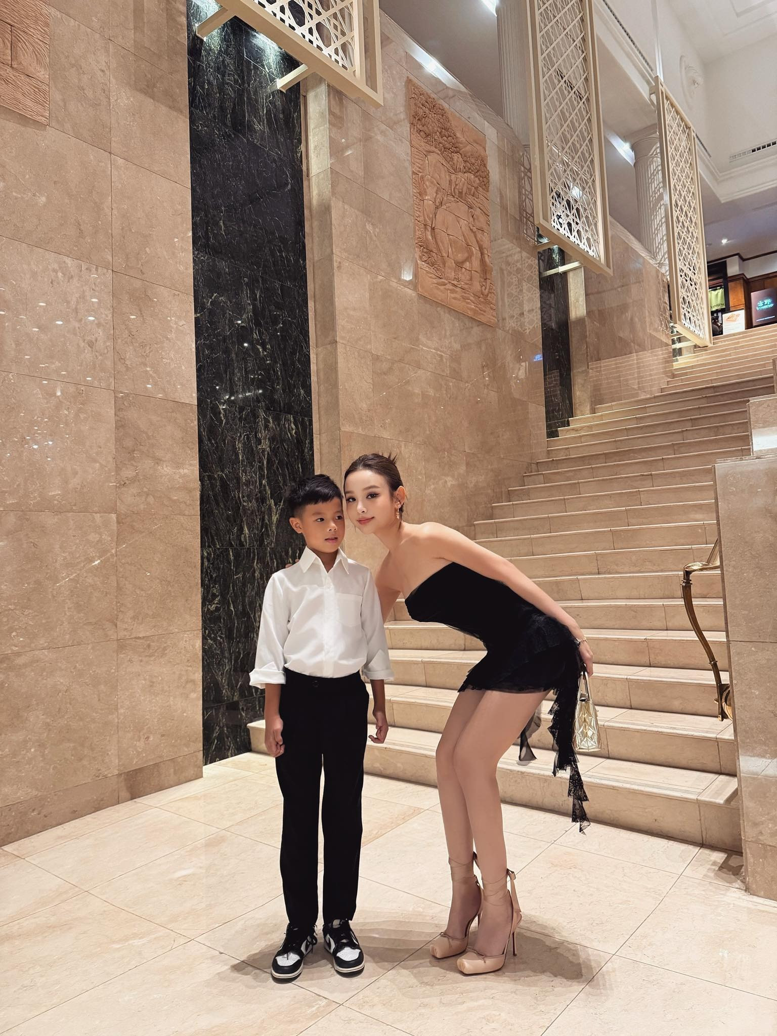 Diện mạo đổi khác nhận chẳng ra của con trai Huyền Baby và chồng đại gia