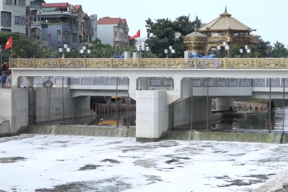 Sông Tô Lịch đẹp ngỡ ngàng, đập tràn lạ mắt giữa làn nước xanh