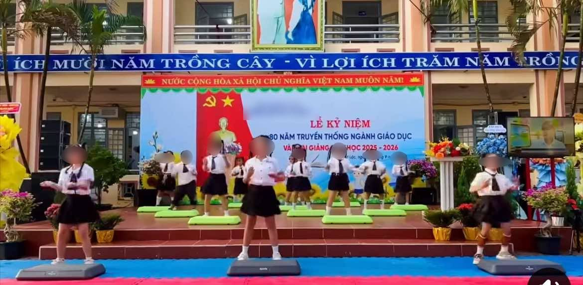 4 phút 30 giây của 1 lễ khai giảng gây bão mạng: Đổi mới cũng tốt đó, nhưng phải biết giới hạn ở đâu! - Ảnh 1.