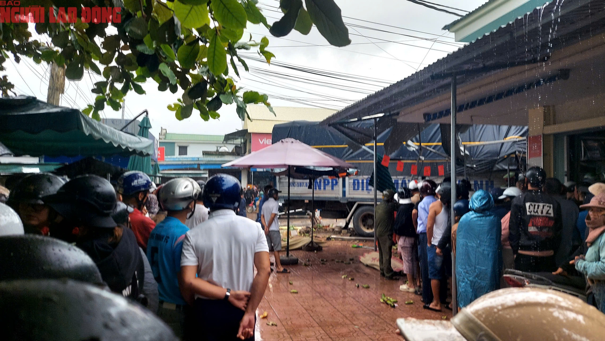 CLIP: Hiện trường vụ xe tải lao vào chợ khiến 3 người chết - Ảnh 7.