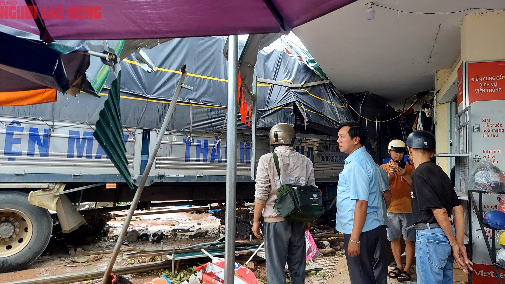 CLIP: Hiện trường vụ xe tải lao vào chợ khiến 3 người chết - Ảnh 10.