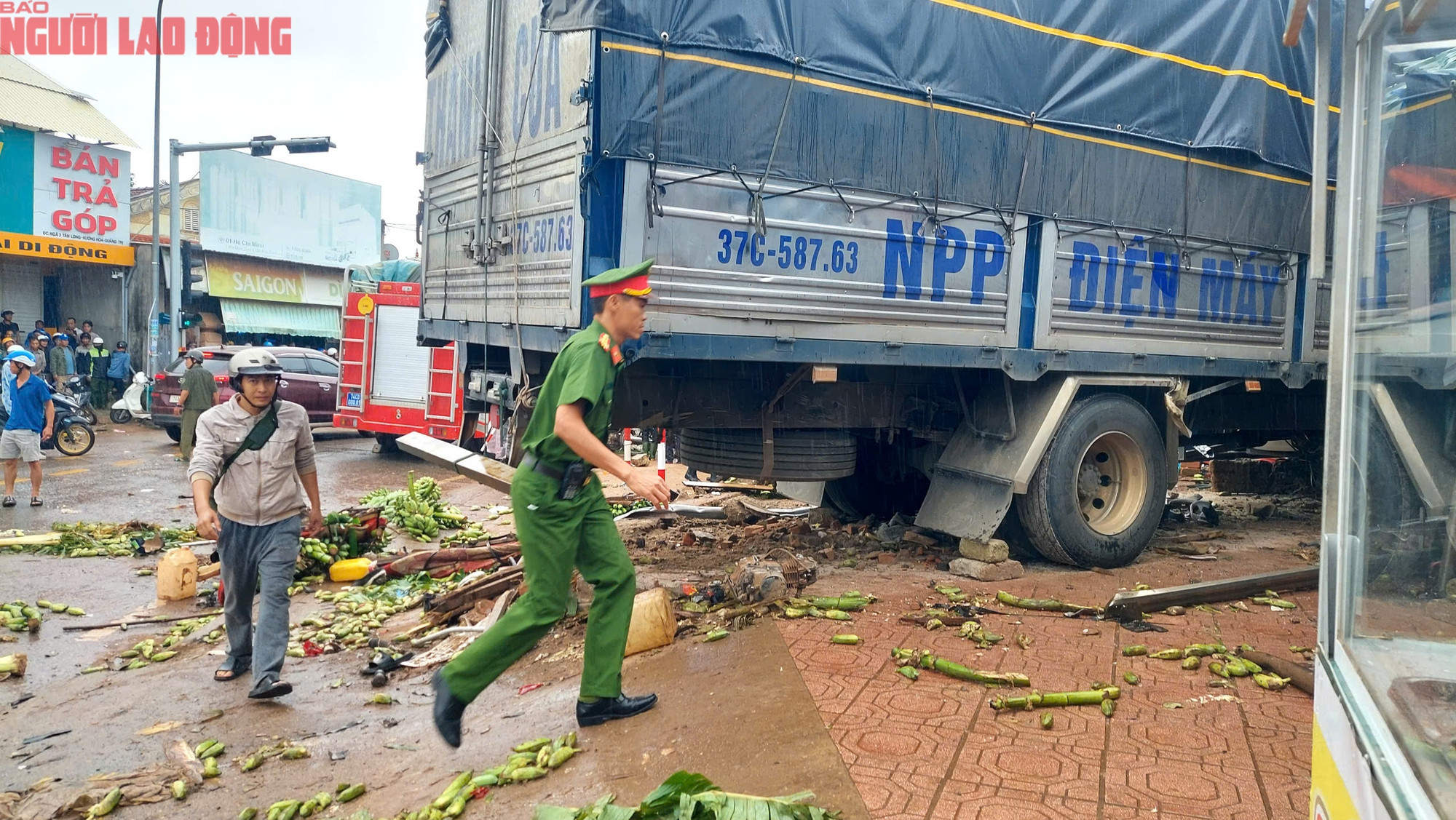 CLIP: Hiện trường vụ xe tải lao vào chợ khiến 3 người chết - Ảnh 5.