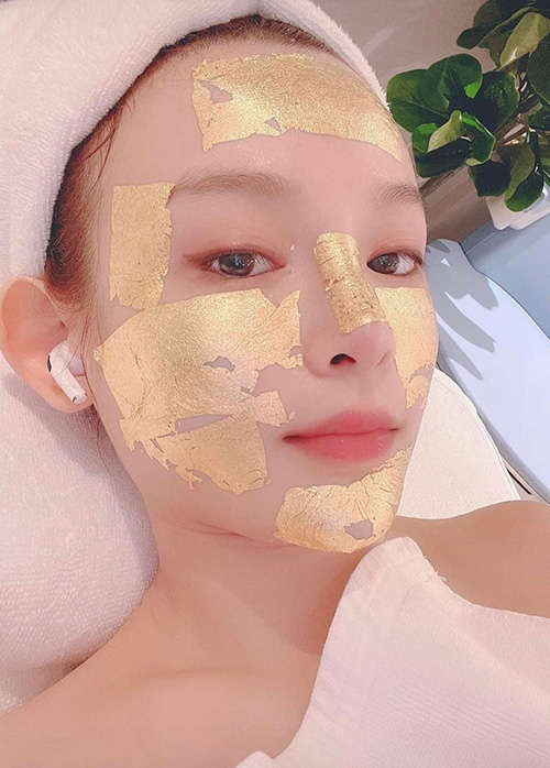 Lệ Quyên kèn cựa Huyền Baby với mốt dát vàng 24k lên mặt đúng kiểu phú bà