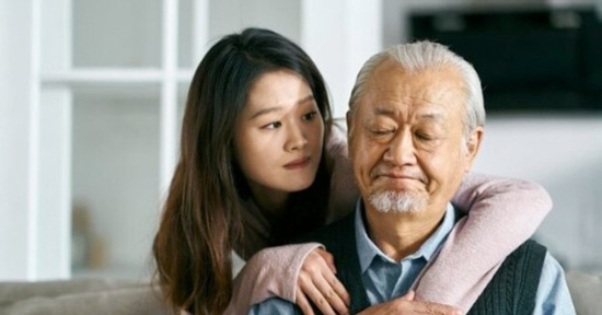 Lời bố nói trong bữa cơm 49 ngày mẹ mất khiến 5 con gái nghẹn lòng