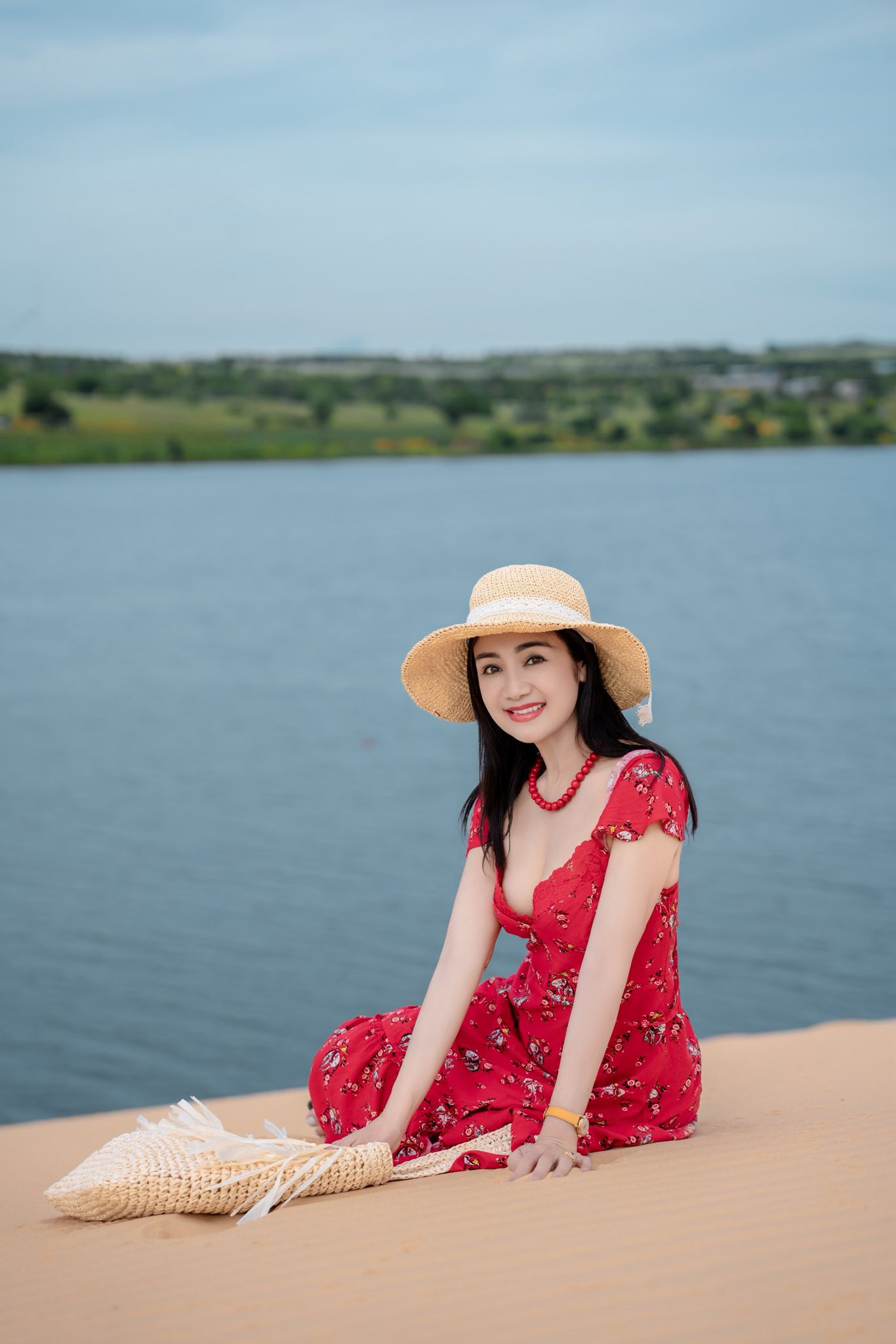 NSND Thu Hà khoe nhan sắc trẻ trung với váy đỏ sexy tại Mũi Né - Ảnh 7.