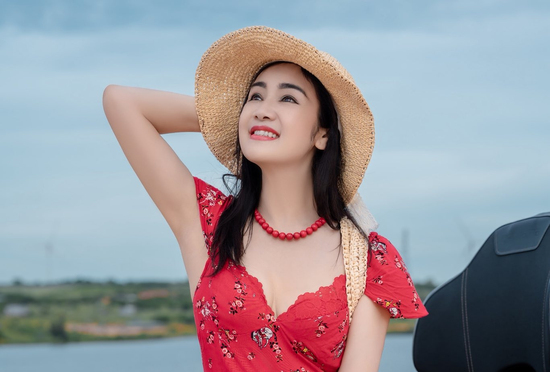 NSND Thu Hà 'Lá ngọc cành vàng' diện váy đỏ sexy