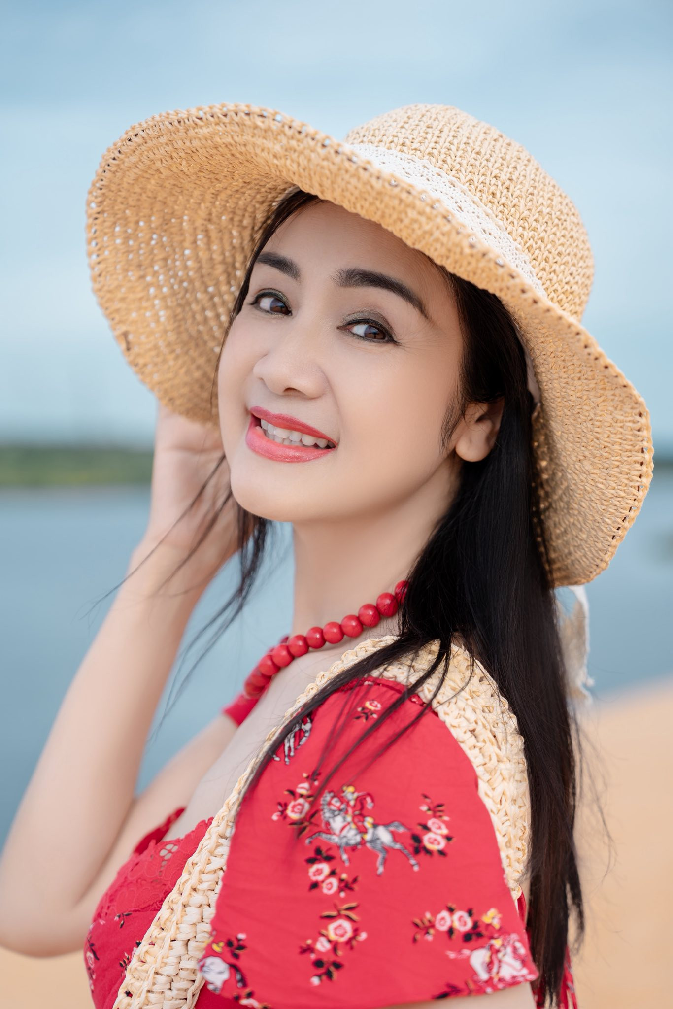 NSND Thu Hà khoe nhan sắc trẻ trung với váy đỏ sexy tại Mũi Né - Ảnh 2.