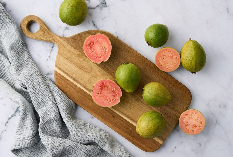 Ổi giúp giảm táo bón, nhưng ăn quá nhiều lại gây rối loạn tiêu hóa.