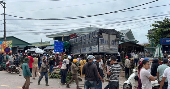 Xe tải mất lái đâm vào chợ chuối ở Quảng Trị, ít nhất 3 người tử vong