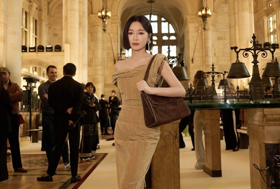 46 tuổi Tần Lam vẫn sở hữu vóc dáng đỉnh thế này, đi show thời trang mà khí chất ngút ngàn