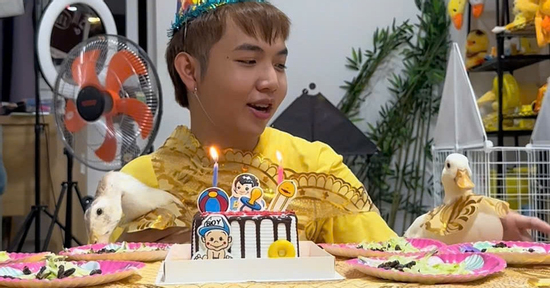 9X TPHCM nuôi vịt từ trứng lộn, chăm như con, đưa đi làm, chụp ảnh kỷ niệm