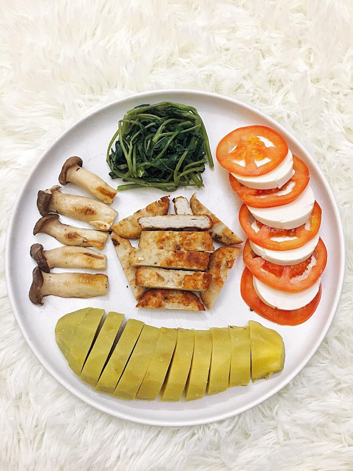 Khoai lang luộc, chả cá basa tự làm, tàu hũ, cà chua, nấm đùi gà áp chảo, rau muống luộc.