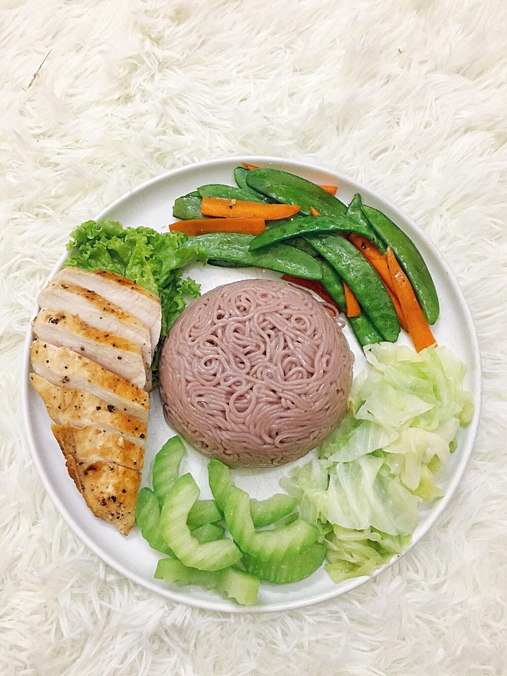 Bún gạo lứt, ức gà áp chảo, đậu hà lan, cà rốt xào, bắp cải, bí xanh luộc, xà lách xoăn.