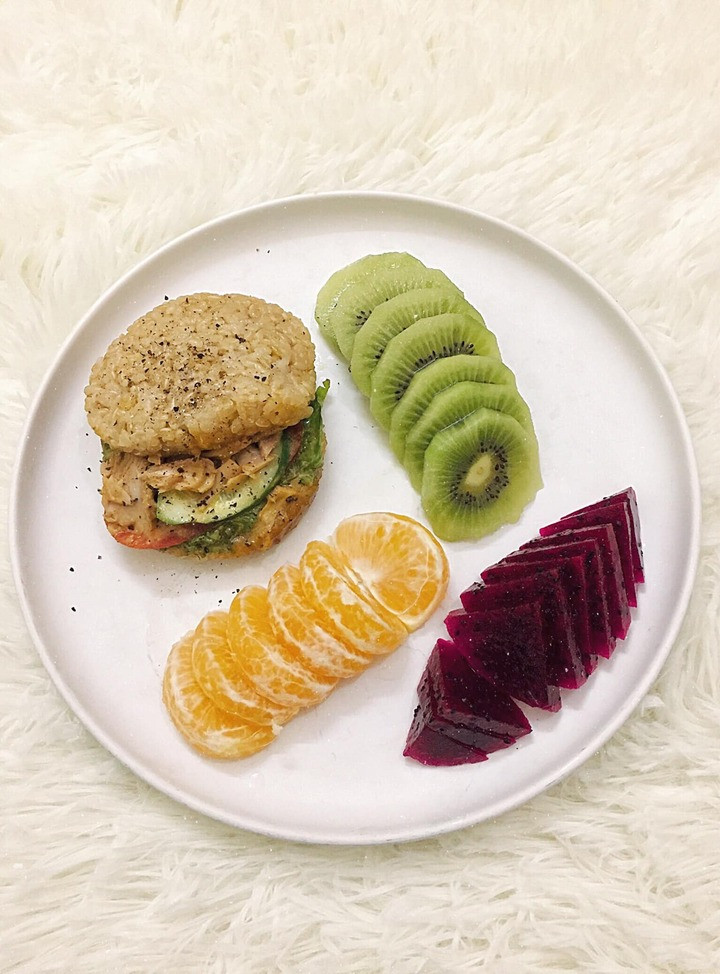 Bữa ăn đơn giản với burger cá ngừ gạo lứt, cam, thanh long đỏ, kiwi.