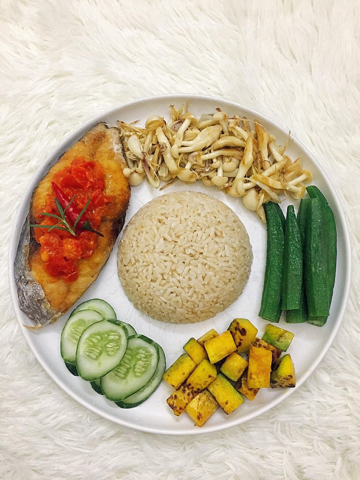 Cơm gạo lứt, cá thu sốt cà chua, nấm bunapi xào sả, đậu bắp hấp, bí đỏ áp chảo, dưa chuột.