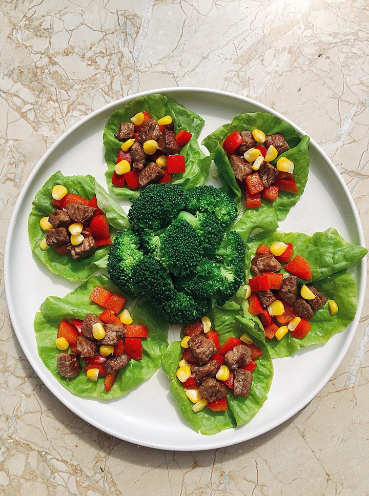 Bò, ớt chuông áp chảo ăn cùng ngô ngọt, xà lách mỡ, bông lơ luộc.