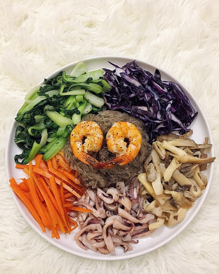 Miến xào tôm, mực nấm xào, cải thìa xào, bắp cải tím xào, cà rốt xào.