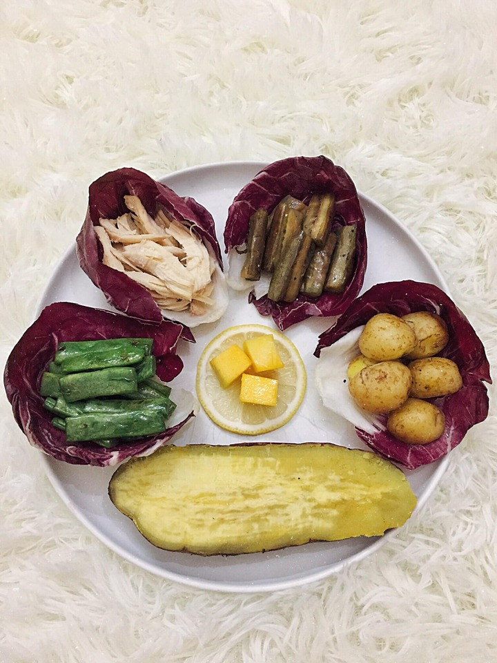 Xà lách tím, ức gà luộc, đậu cove xào, cà tím xào, khoai tây bi, khoai lang luộc, xoài.