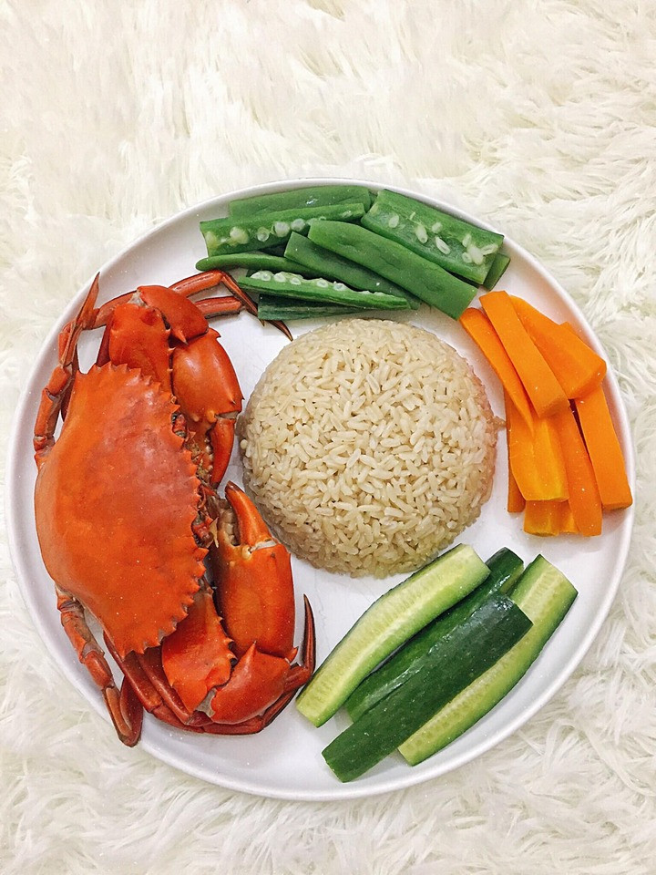 Cơm gạo lứt, cua Sóc Trăng hấp, dưa leo, cà rốt luộc, lặc lè, đậu cove luộc.