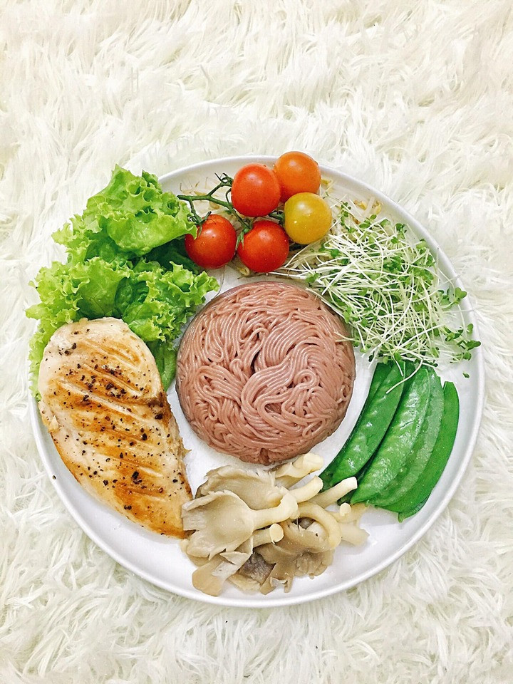 Bún gạo lứt ăn cùng ức gà áp chảo, giá đỗ luộc, đậu hà lan, nấm nâu tây hấp, cải mầm, xà lách, cà chua chuỗi ngọc.