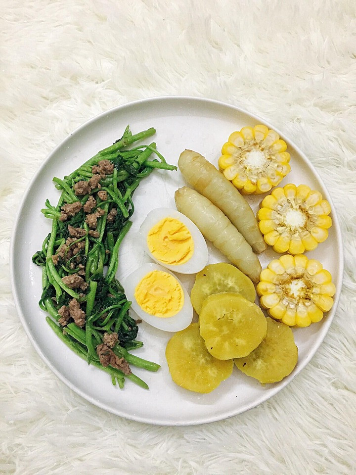 Củ dong, ngô, khoai lang, trứng luộc, cải xoong xào thịt bò.