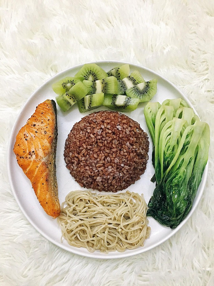 Cơm gạo lức, cá hồi áp chảo, nấm kim châm xào, cải thìa xào và tráng miệng kiwi.