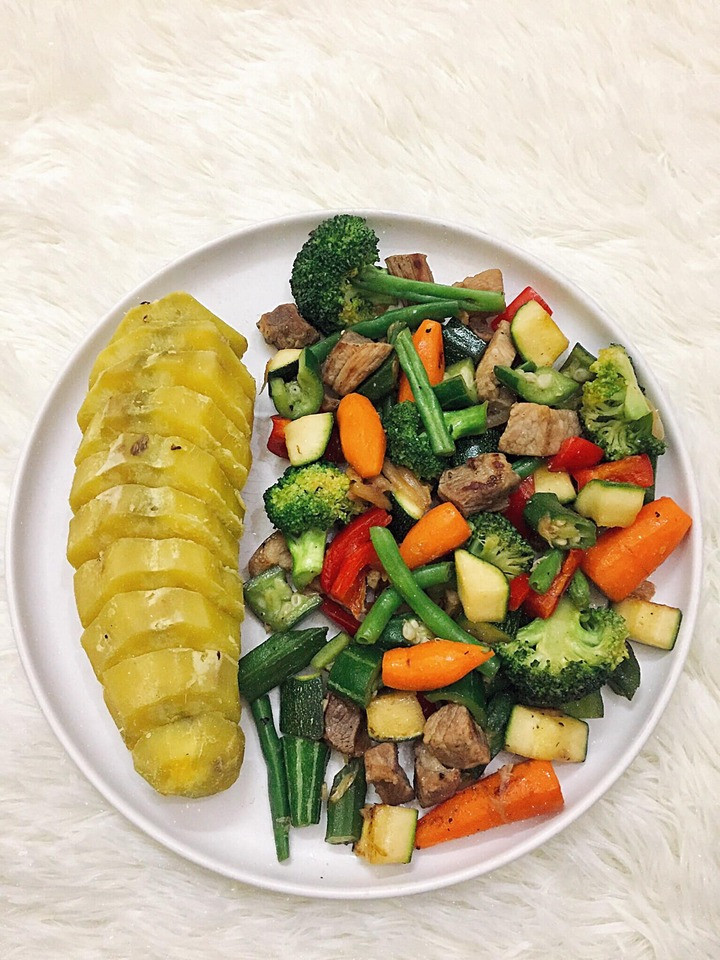 Khoai lang Nhật luộc ăn cùng thăn lợn, bông lơ, ớt chuông, bí ngòi, cà rốt, đậu cove, lặc lè xào cháy cạnh với dầu oliu.