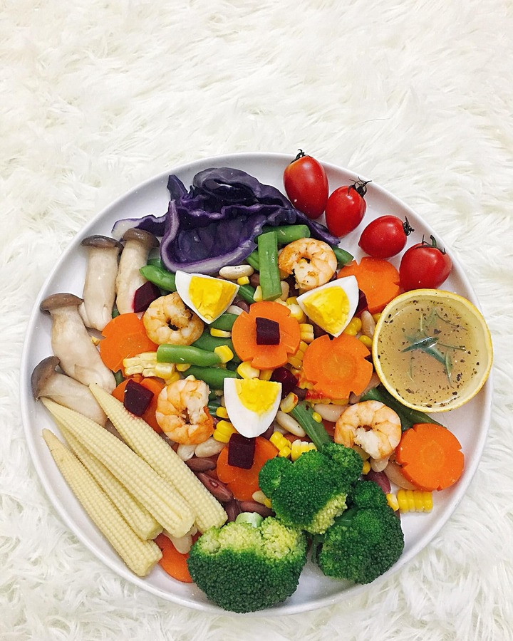 Nấm đùi gà, ngô bao tử, tôm, đậu đỏ, bông lơ luộc, cà chua bi, bắp cải tím hấp, ngô ngọt, đậu cove luộc, trứng luộc, củ dền, cà rốt luộc.