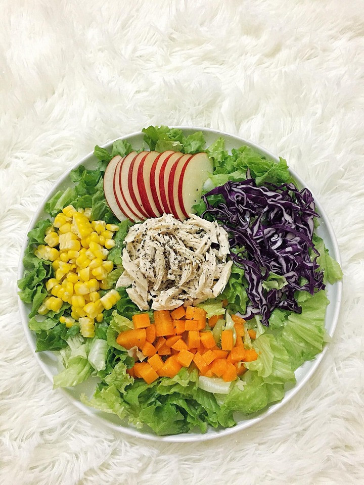 Xà lách, ngô ngọt luộc, cà rốt, bắp cải tím, táo, ức gà.