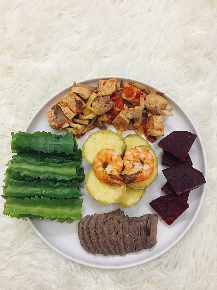 Khoai lang luộc, đậu phụ nấm sò sốt cà chua, đậu khế luộc, củ dền luộc, tôm áp chảo, lườn vịt luộc.