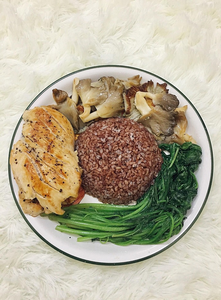 Cơm gạo lứt, nấm sò xào, ức gà áp chảo,cải bó xôi xào.