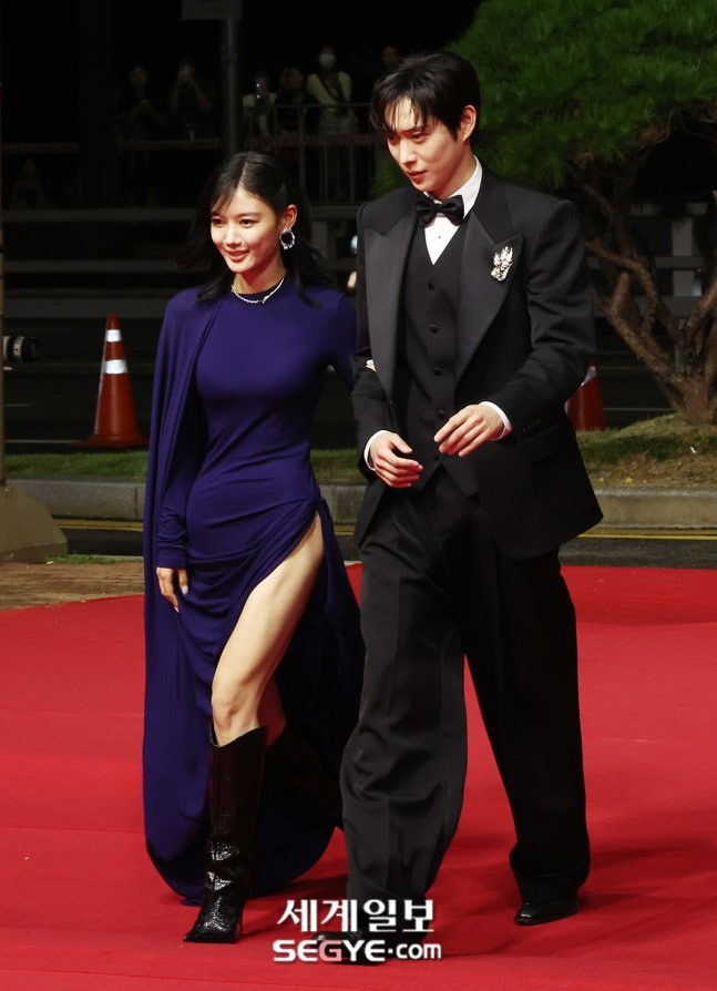 Em gái quốc dân Kim Yoo Jung mặc váy xẻ sâu táo bạo liên tục che chắn vì sợ lộ