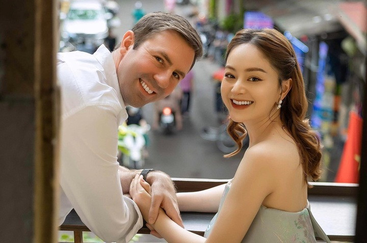 Lan Phương tố chồng Tây ngoại tình thao túng tâm lý