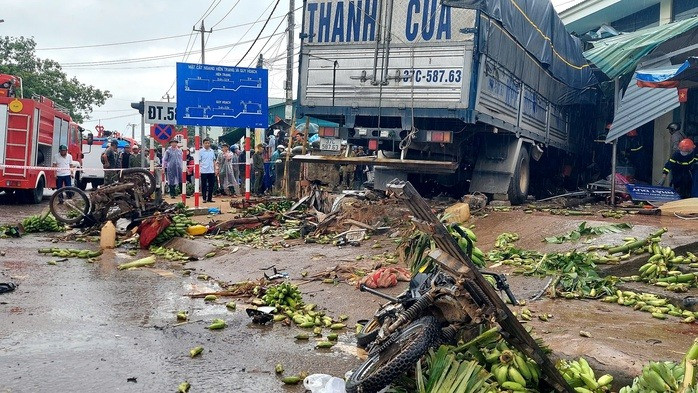 Sau vụ xe tải lao vào chợ làm 3 người tử vong, Thủ tướng chỉ đạo Chủ tịch 2 tỉnh vào cuộc - Ảnh 1.