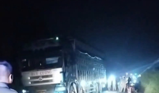 Xót xa hai vợ chồng tử vong, người con bị thương nặng sau khi lọt gầm xe tải