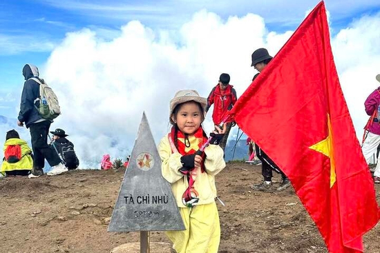 Bé 5 tuổi gây sốt mạng khi cùng mẹ chinh phục top 7 đỉnh núi cao nhất Việt Nam