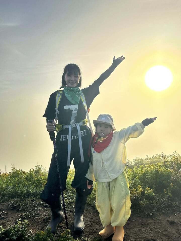 Bé 5 tuổi gây sốt mạng khi cùng mẹ chinh phục top 7 đỉnh núi cao nhất Việt Nam - 8