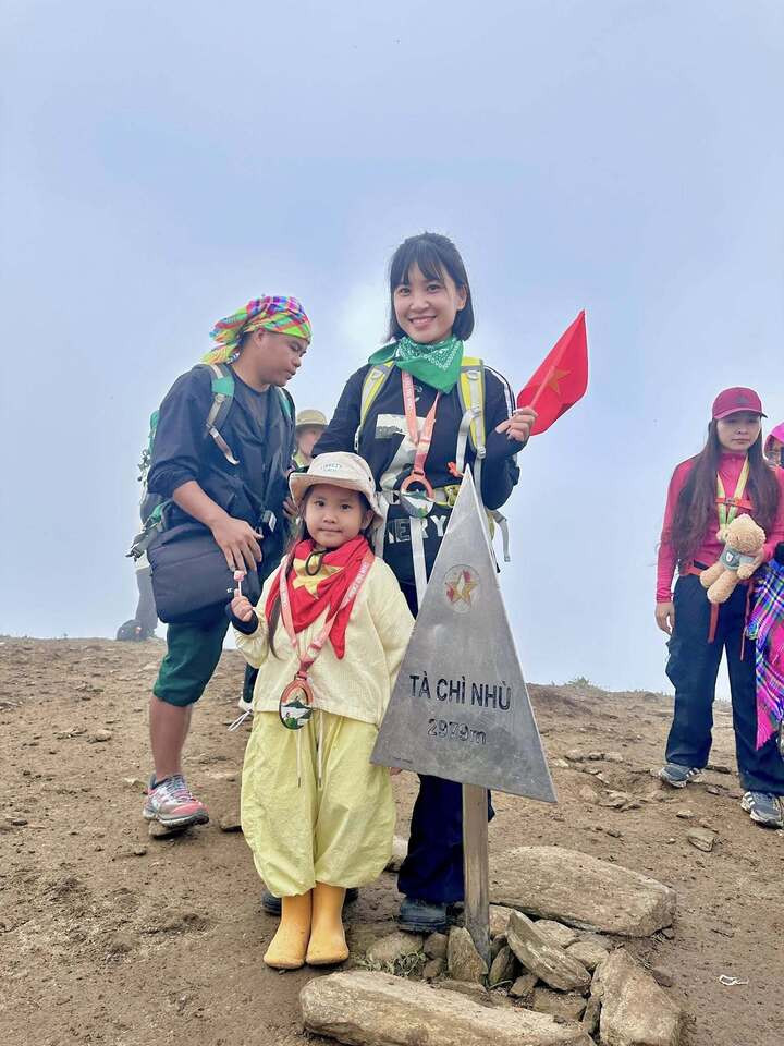 Bé 5 tuổi gây sốt mạng khi cùng mẹ chinh phục top 7 đỉnh núi cao nhất Việt Nam - 7