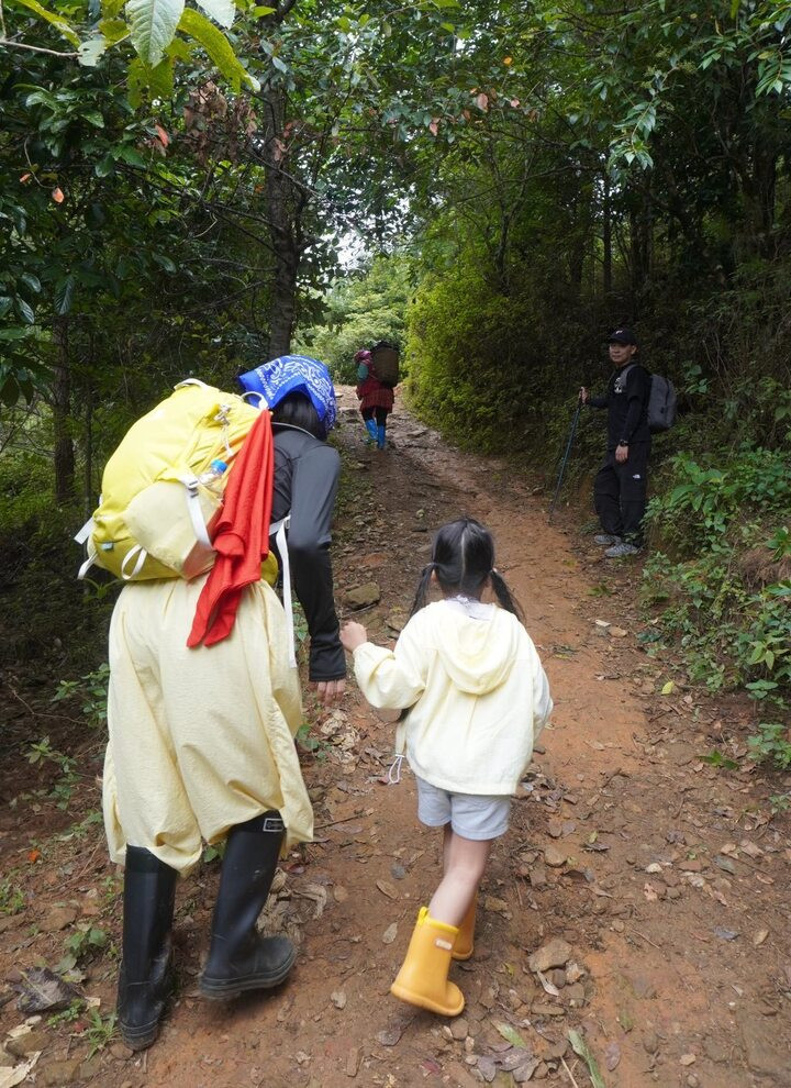 Bé 5 tuổi gây sốt mạng khi cùng mẹ chinh phục top 7 đỉnh núi cao nhất Việt Nam - 3