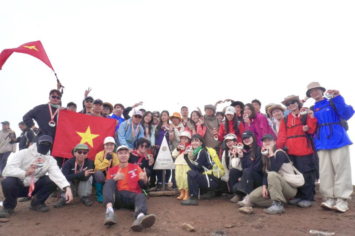 Hai mẹ con chụp ảnh cùng đoàn trekking.