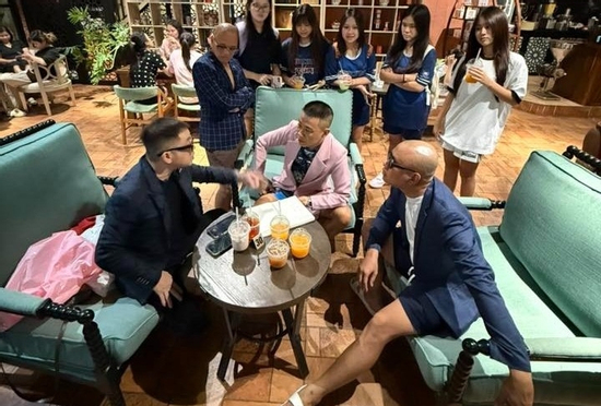 Cảnh tượng bất ngờ tại quán cà phê nơi 'em của tổng tài’ đánh ngã nam nhân viên