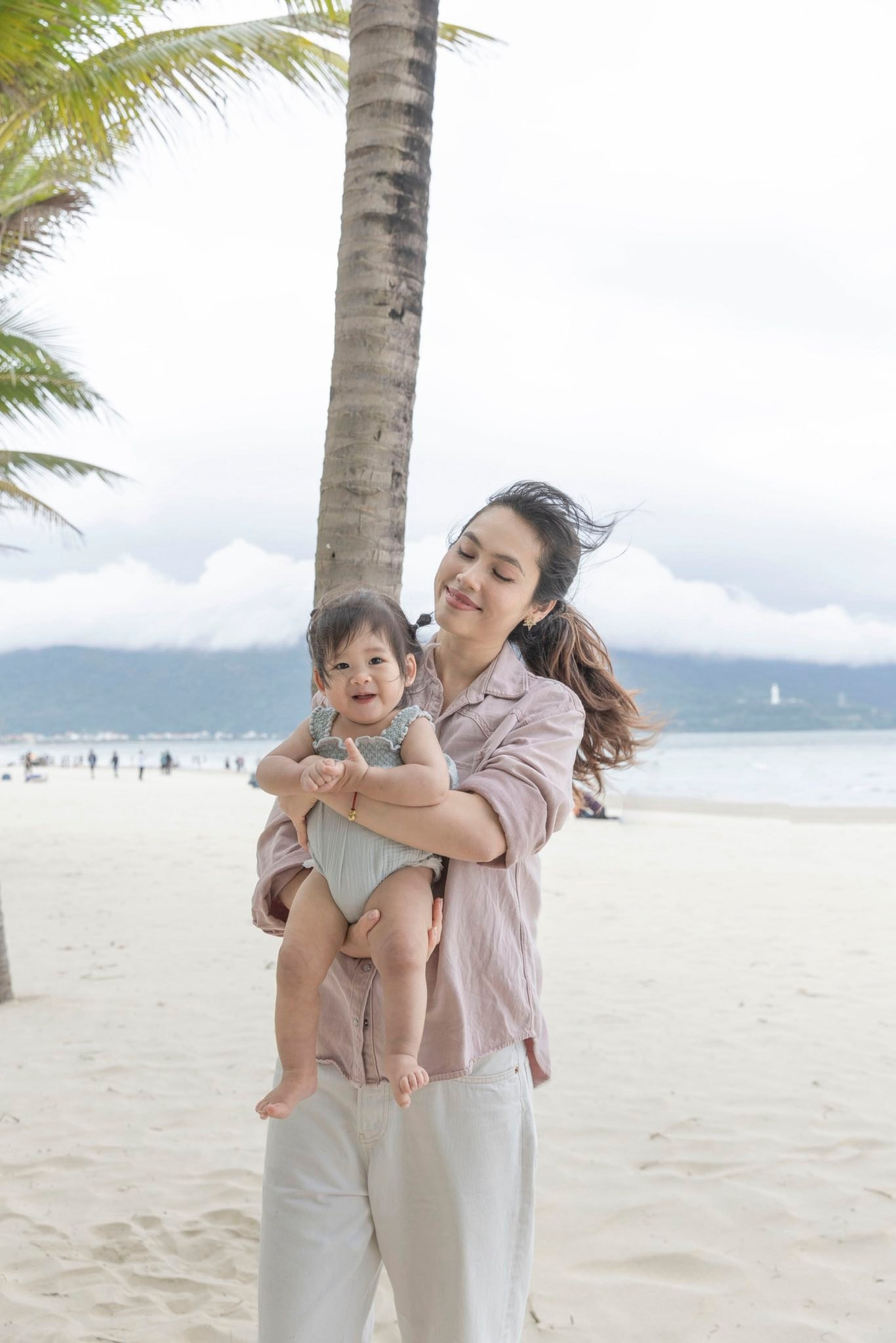 Cưng xỉu khoảnh khắc đáng yêu con gái Á hậu Vũ Hoàng My gây sốt mạng - Ảnh 6.