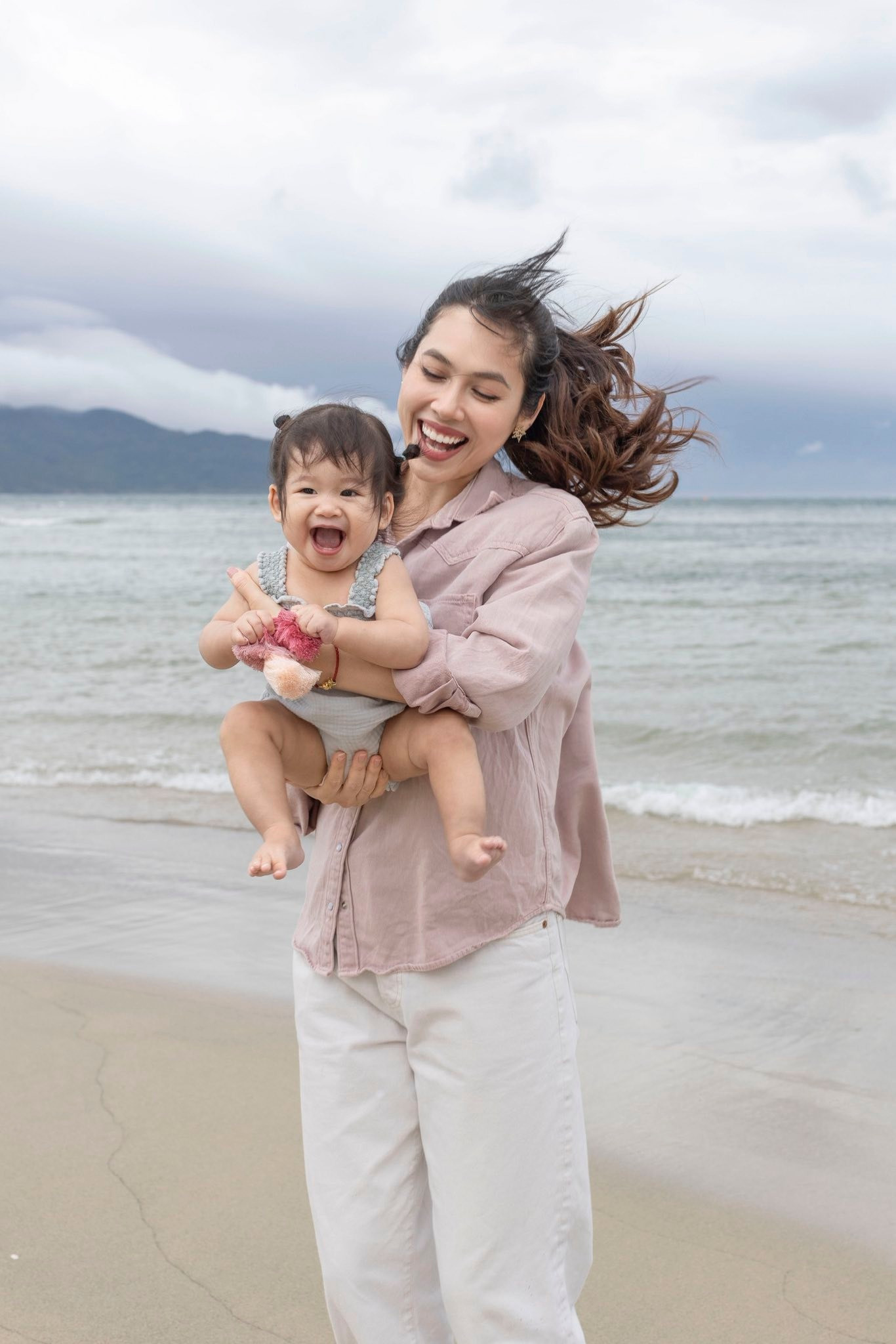 Cưng xỉu khoảnh khắc đáng yêu con gái Á hậu Vũ Hoàng My gây sốt mạng - Ảnh 5.