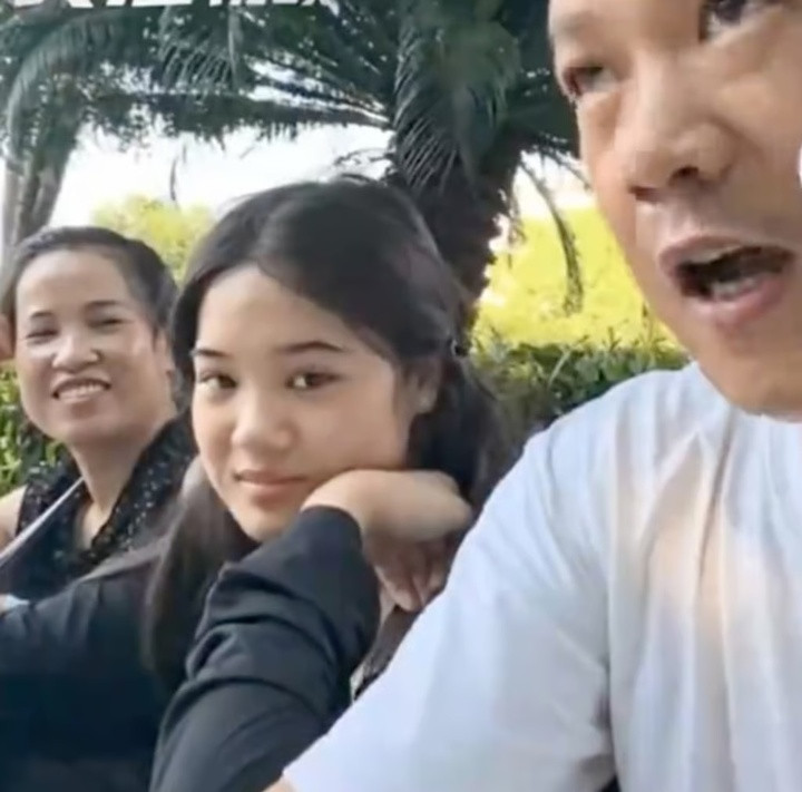 Vợ chồng ông Cao và con gái. (Ảnh: Weibo)