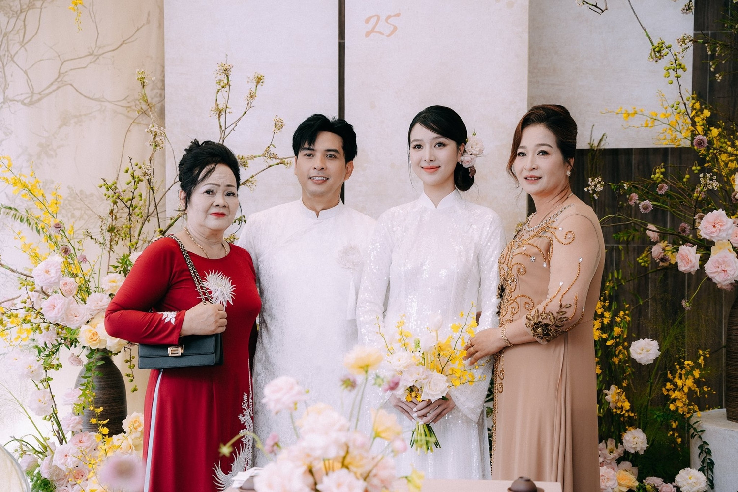 Hồ Quang Hiếu và vợ kém 17 tuổi trong buổi làm lễ gia tiên nhan sắc cô dâu được khen hết lời