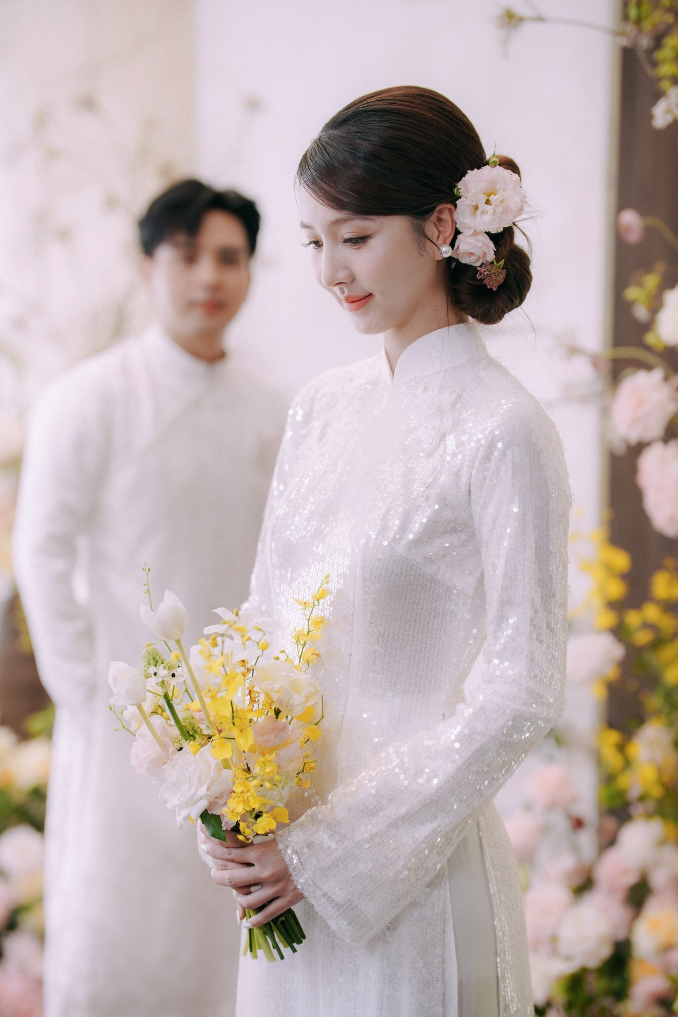 Hồ Quang Hiếu và vợ kém 17 tuổi trong buổi làm lễ gia tiên nhan sắc cô dâu được khen hết lời