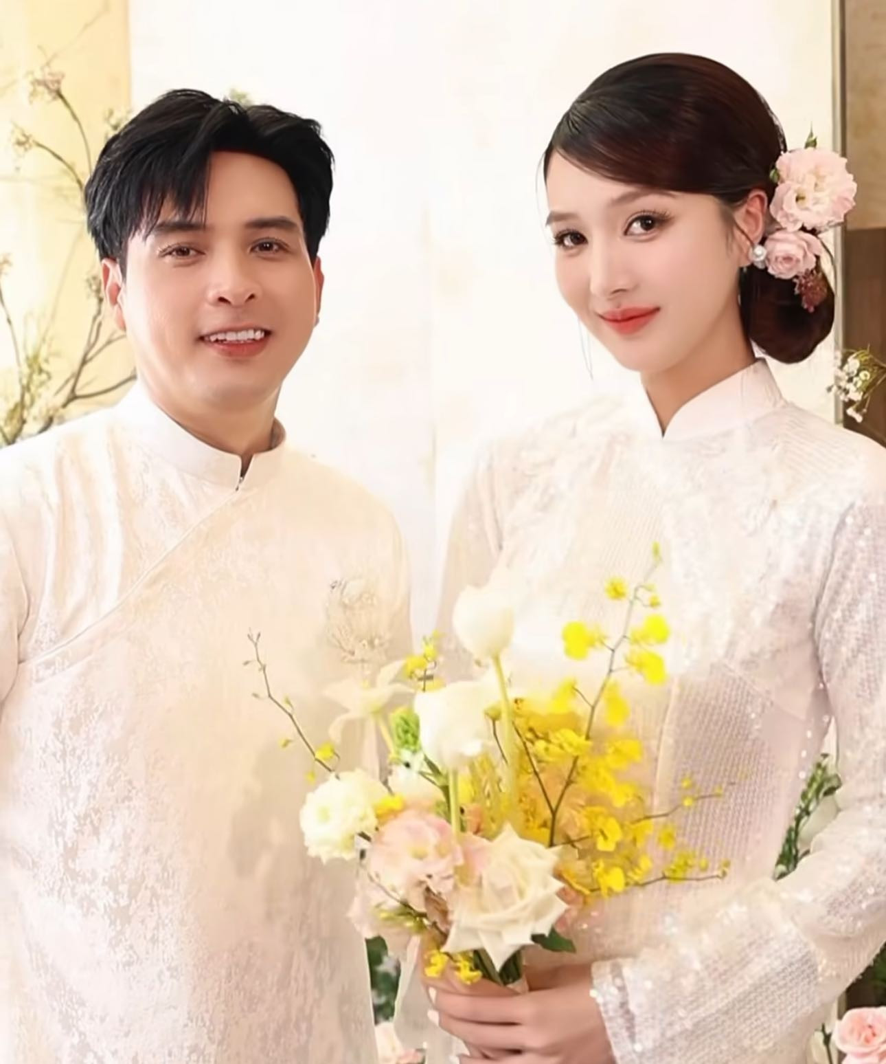 Hồ Quang Hiếu và vợ kém 17 tuổi trong buổi làm lễ gia tiên nhan sắc cô dâu được khen hết lời