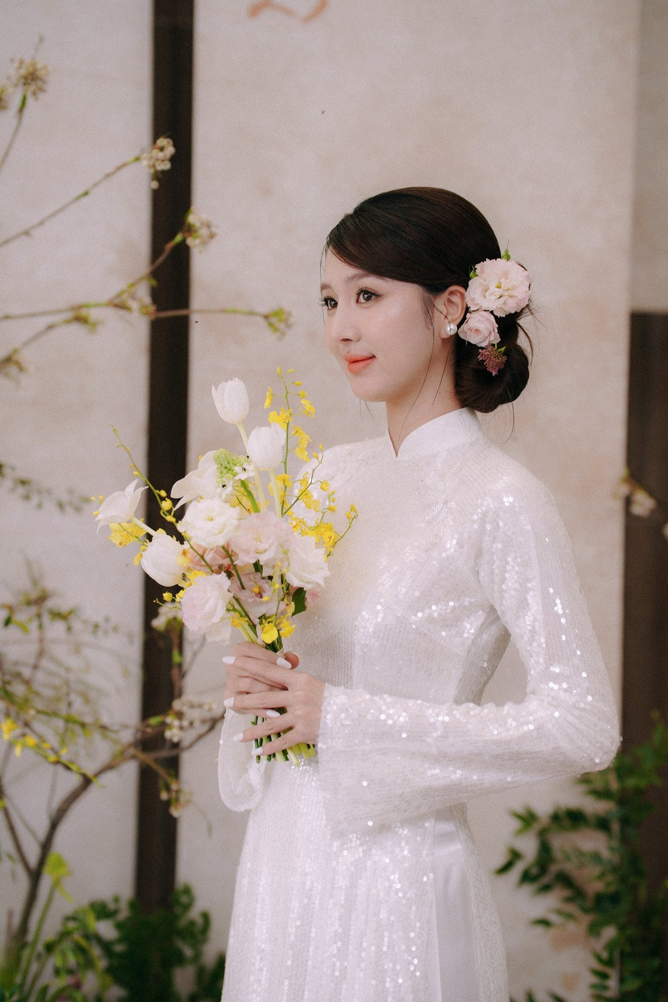 Hồ Quang Hiếu và vợ kém 17 tuổi trong buổi làm lễ gia tiên nhan sắc cô dâu được khen hết lời